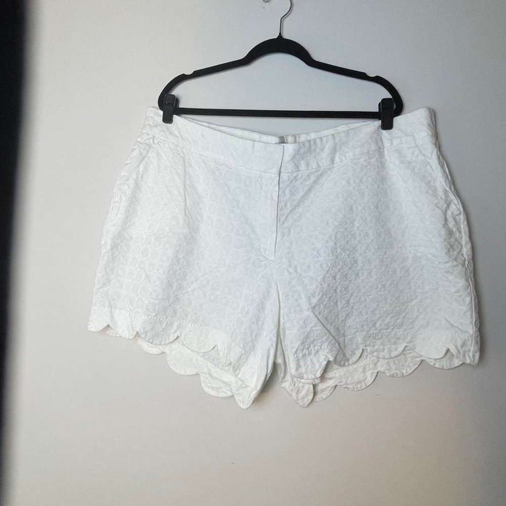 Plus size 22 Women White lace scallop shorts crown and Ivy pockets front/back